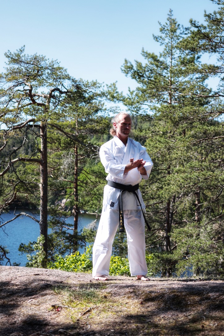 Magnus Örje tränar karate